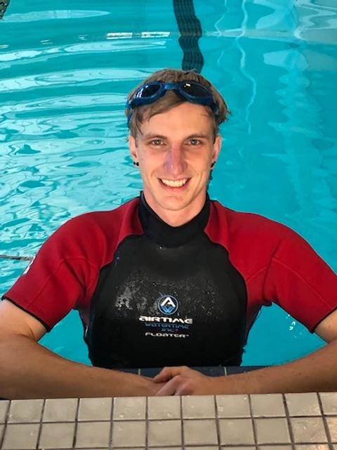 Injured Athlete Back to Gliding Through Water Thanks to Floater Wetsuit